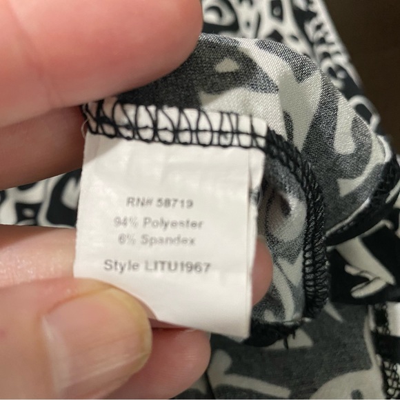 Choices Woman geometric print tunic/blouse, size 1X, short sleeves - Picture 6 of 7